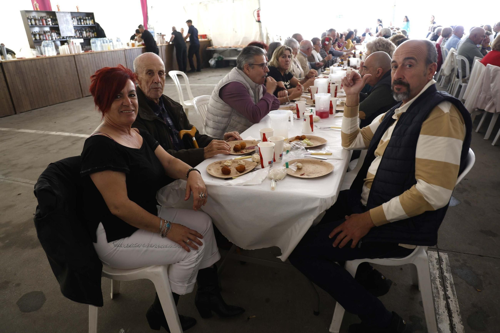 Fotos del almuerzo para mayores en la Feria de Castellar