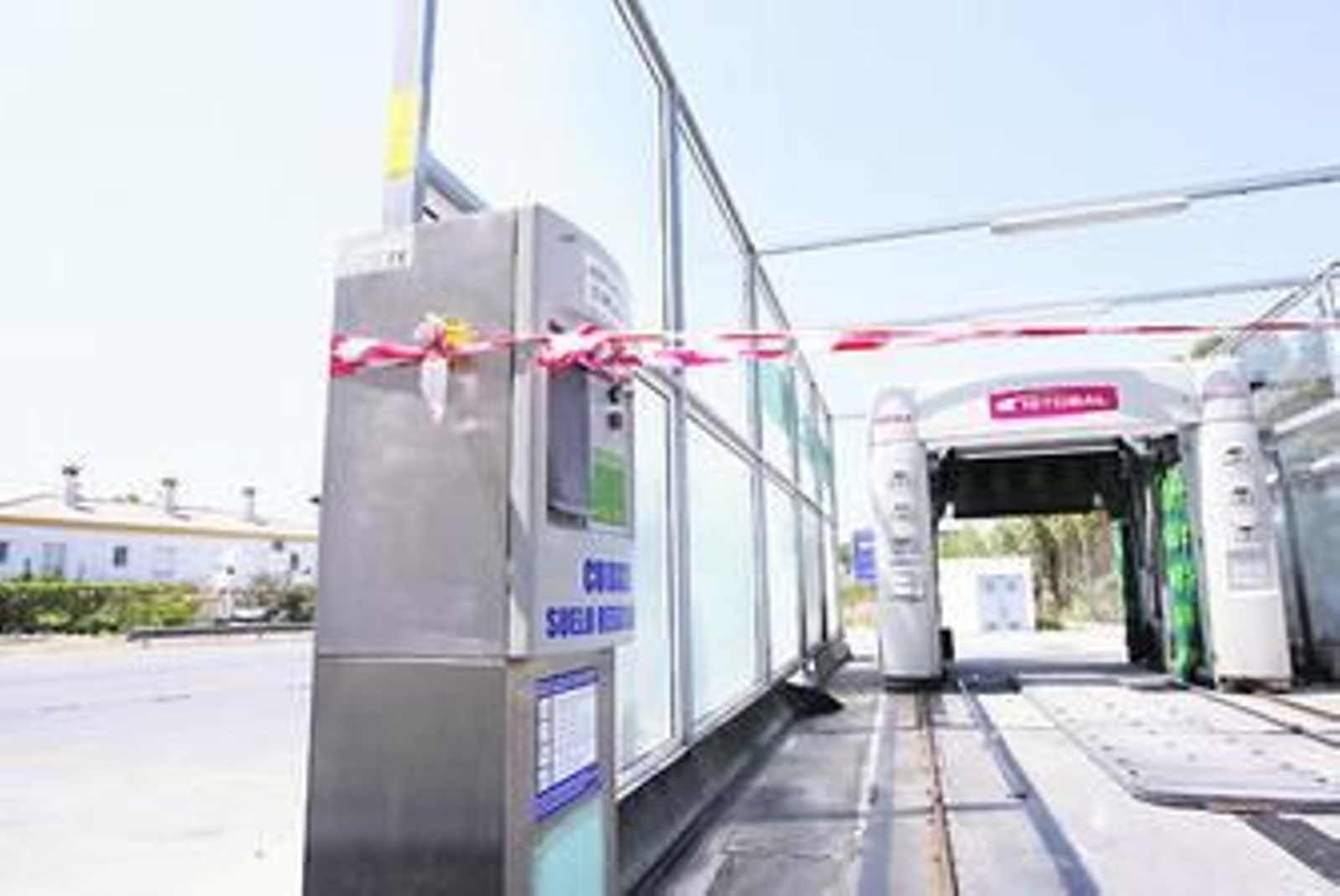 Una imagen del lavadero de vehículos que ha sido precintado en la gasolinera de Fuentebravía.
