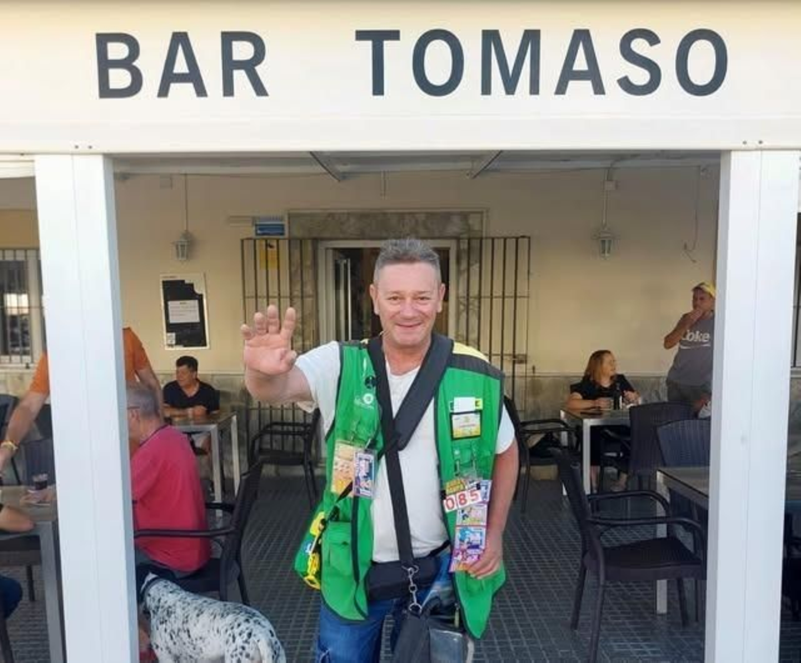 El vendedor jerezano de la ONCE, Juan Pedro Pinteño, eufórico tras repartir 350.000 euros en Trebujena