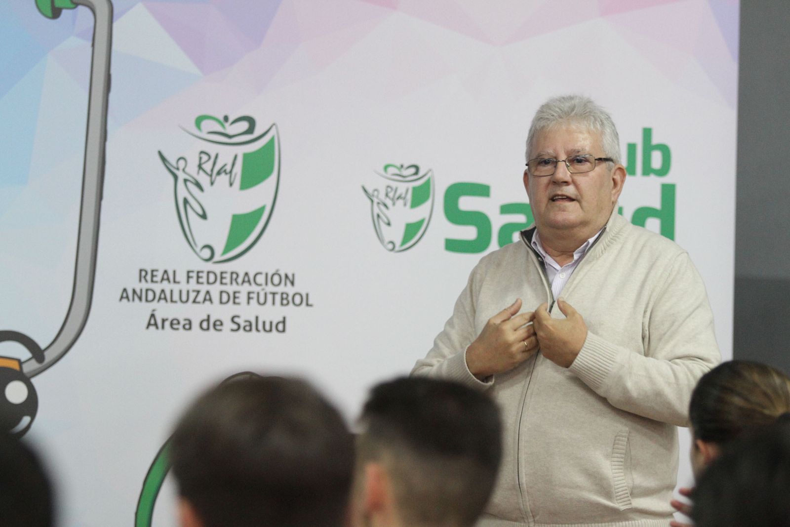 Dos momentos de la intervención del doctor Jerónimo Escudero ayer en las instalaciones federativas de La Orden.