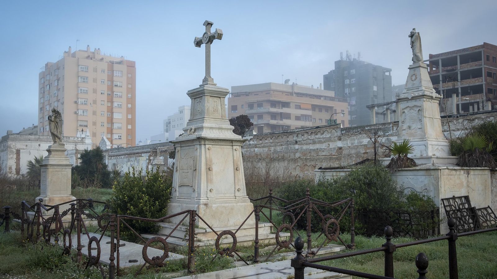 Varios de los panteones del cementerio.