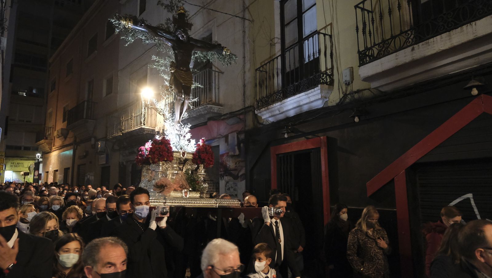 Procesión del Vía Crucis del Santo Cristo de la Escucha en Almería, en imágenes.