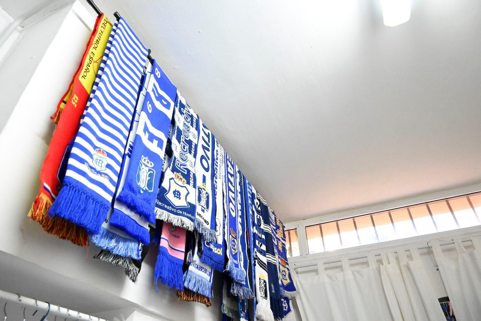 La colección de camisetas del Recreativo de Huelva de Edu Calero, en imágenes