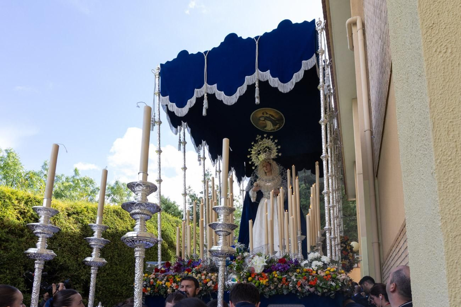 La temida lluvia impide el desarrollo normal de este Martes Santo