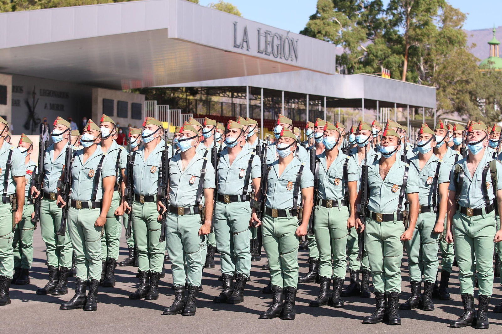 Fotogalería de la ministra de Defensa, Margarita Robles, a La Legión