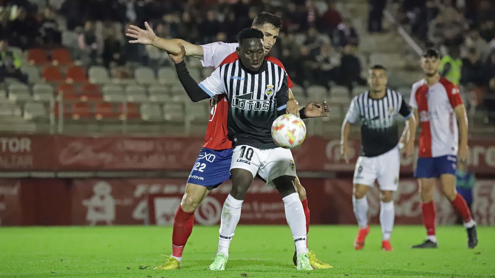 Koroma, con Albarrán, autor del tanto algecirista, a la espalda.