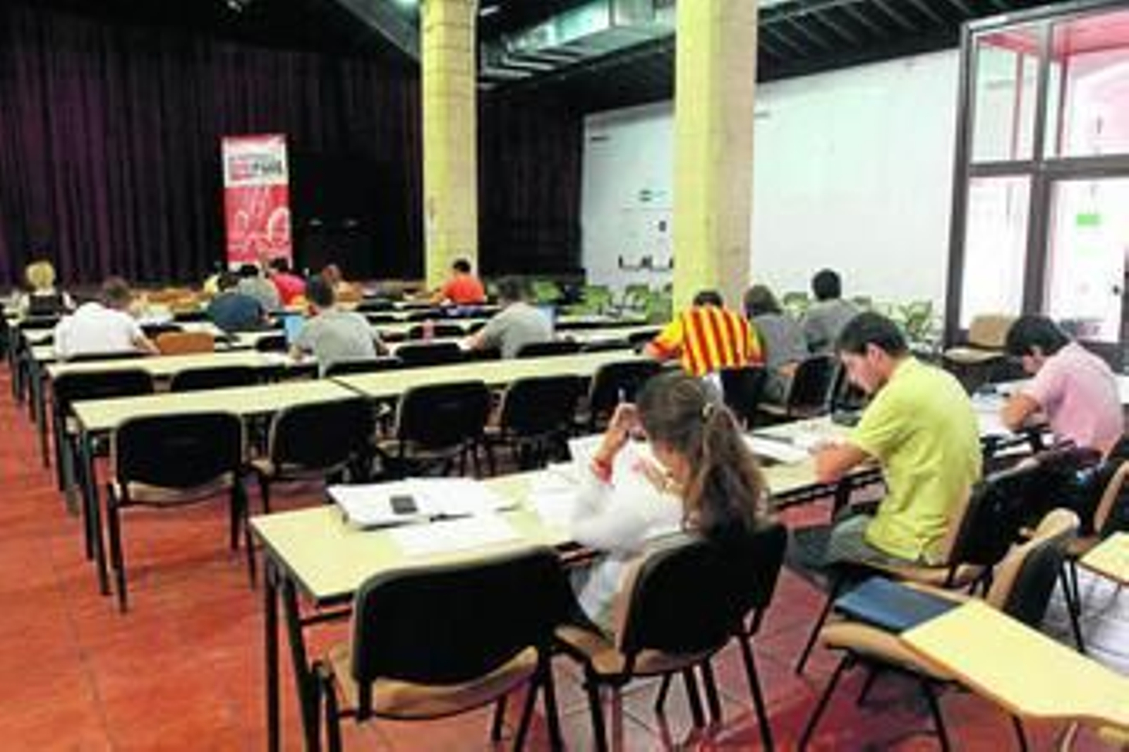 Alumnos fotografiados ayer en la sala de estudio de Paúl.