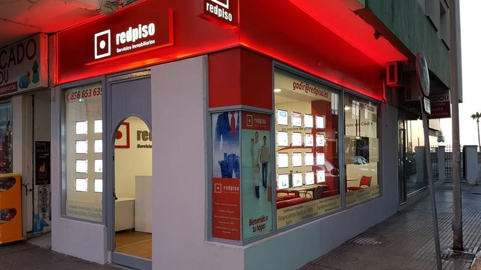 La oficina de Cádiz estadio -Playa de la Victoria.