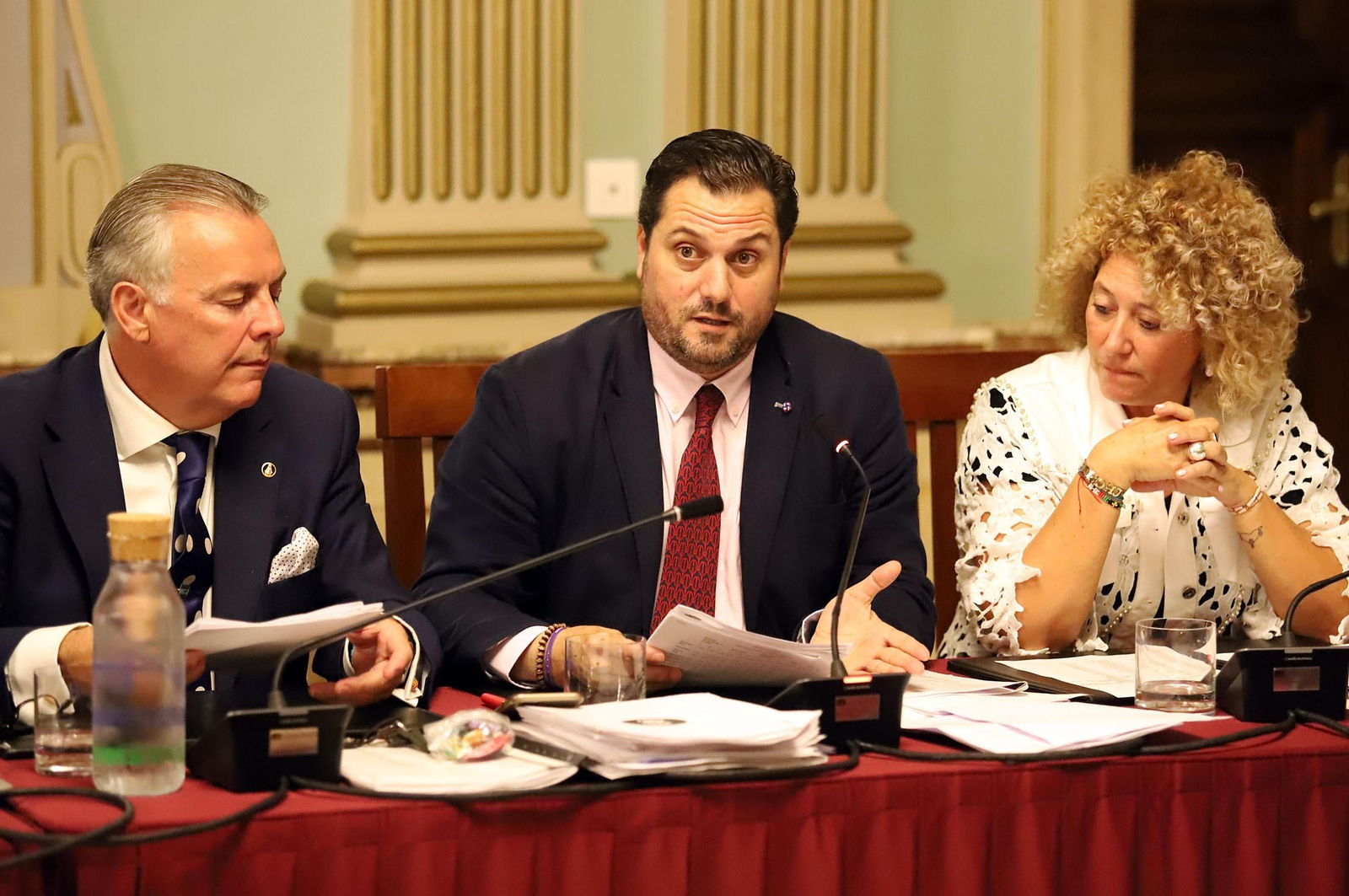 Imágenes del pleno del Ayuntamiento de Huelva