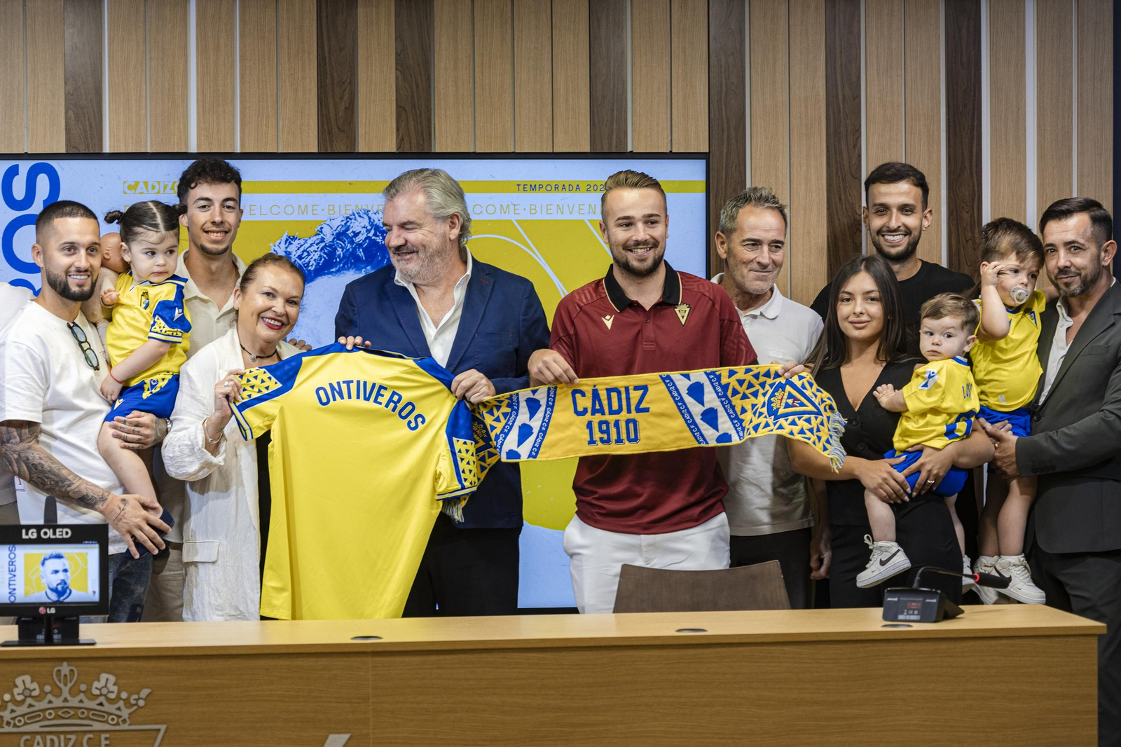 Las inusuales imágenes de la presentación de Ontiveros como nuevo jugador del Cádiz CF