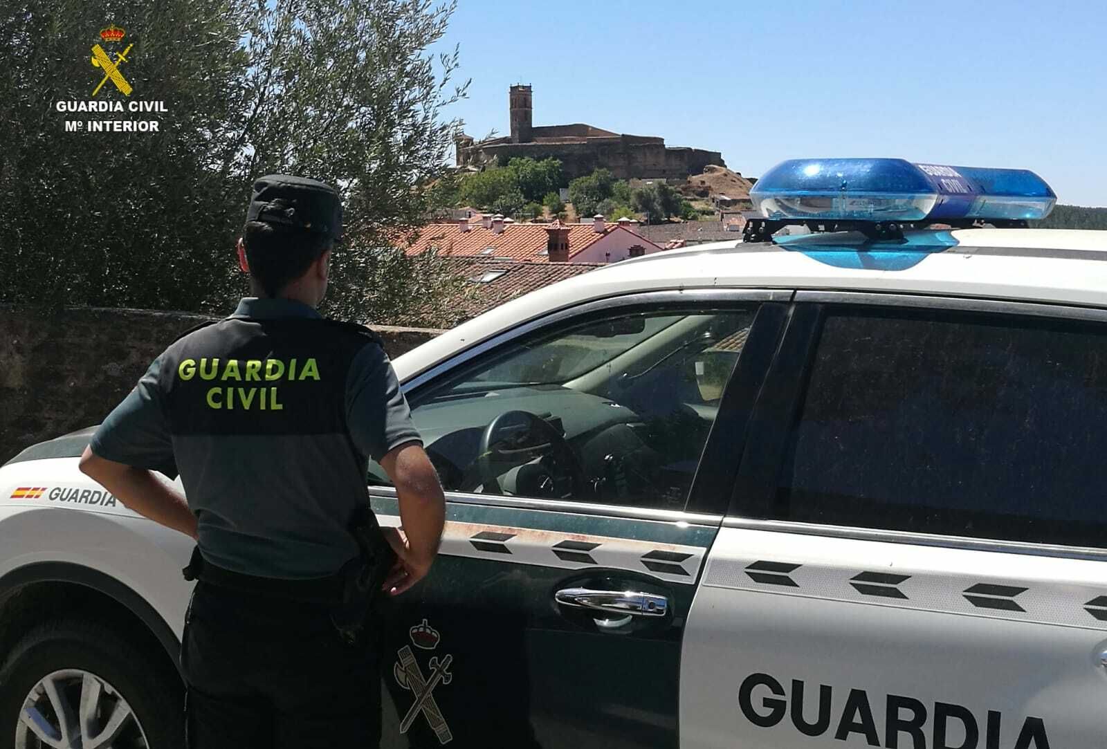 Un agente de la Guardia Civil en Almonaster la Real.