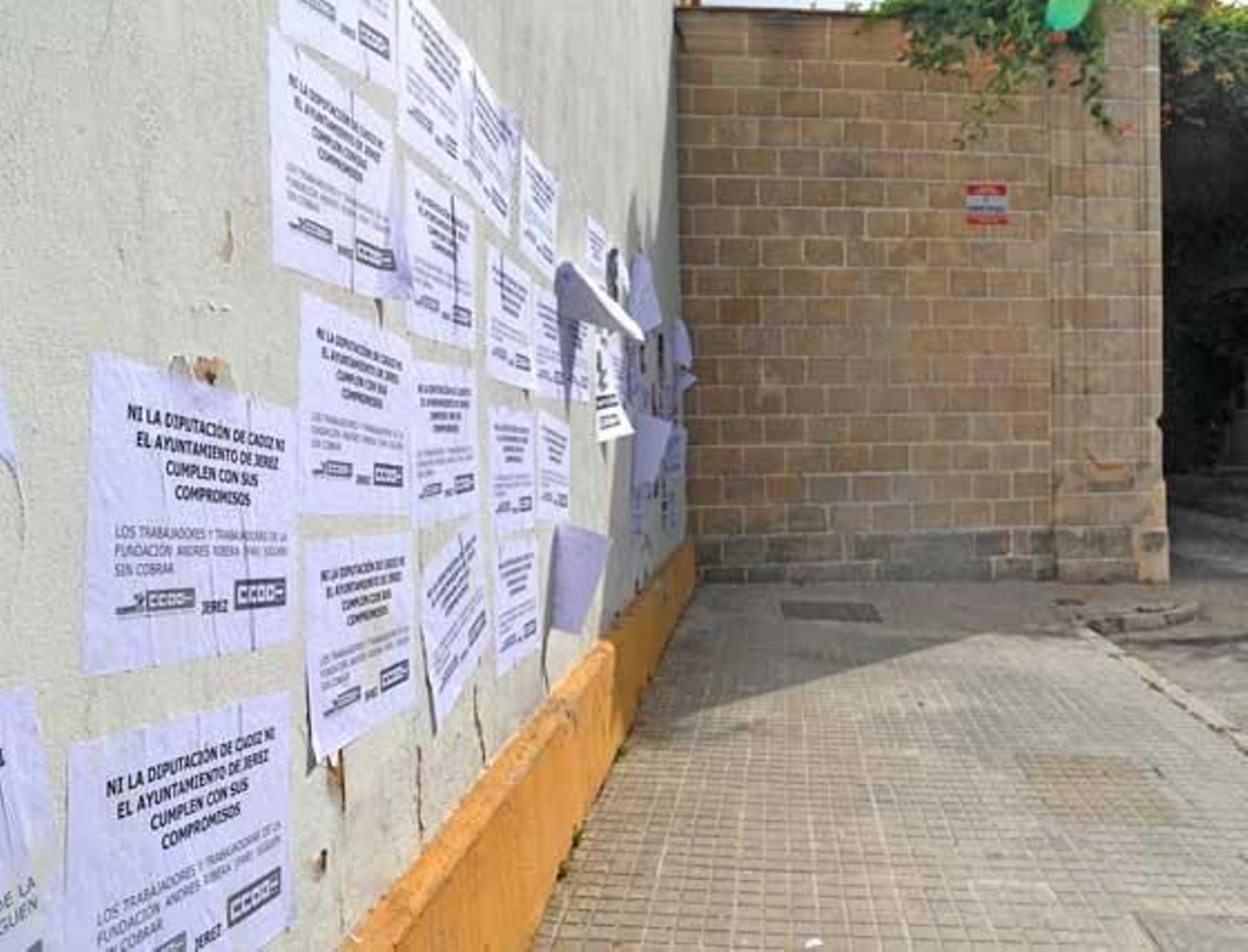 Estado que presenta la entrada al Museo, lleno de carteles

Foto: Manuel Aranda