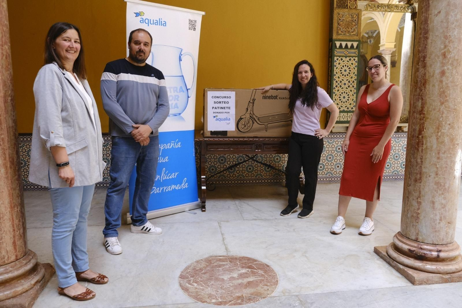 La entrega del premio de la campaña de reciclaje en el Ayuntamiento de Sanlúcar.