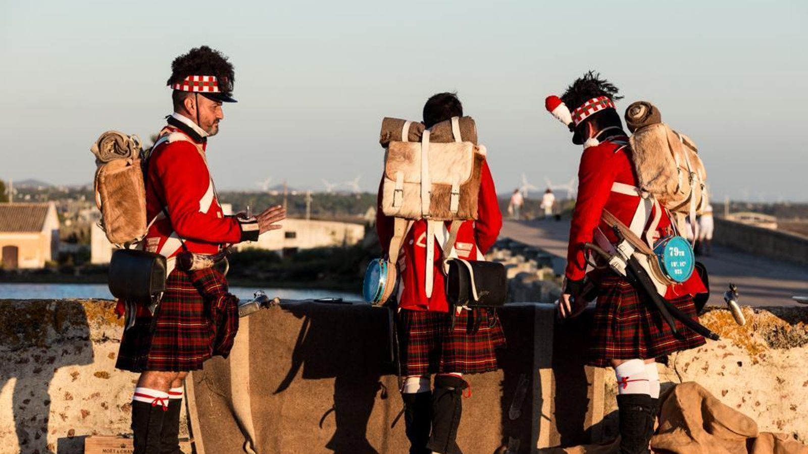 Miembros de la Fundación Legado Las Cortes ataviados con uniformes históricos que participaron en la recreación.