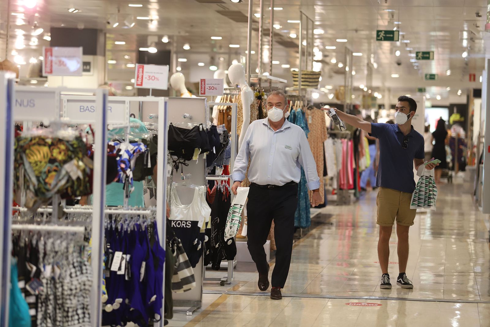 Imágenes de las rebajas de verano en la nueva normalidad