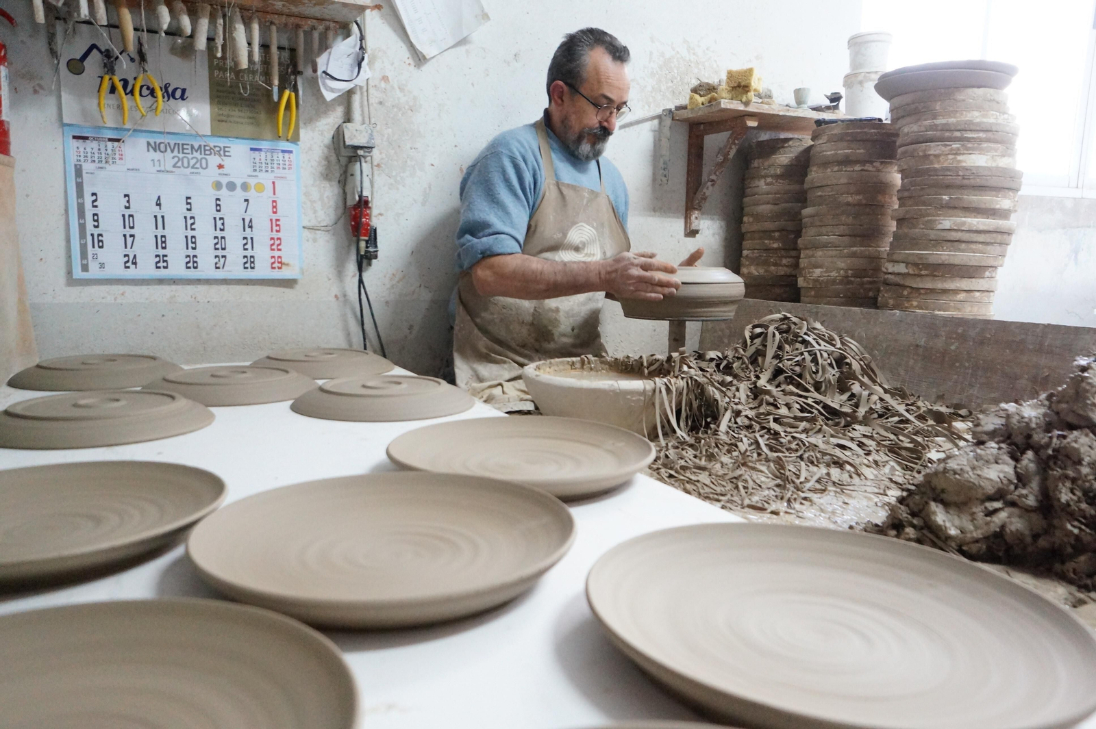 El taller de Torres Ferreras, el maestro alfarero de La Rambla, en fotografías