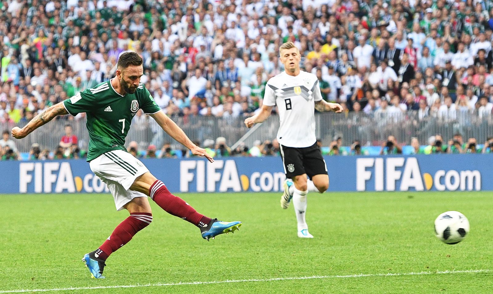 Layún dispara con la derecha en presencia de Kroos.