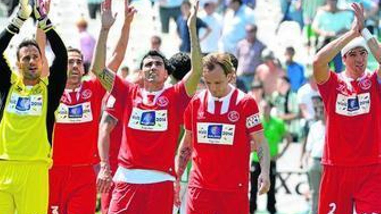 Algunos jugadores del Sevilla agradecen a la afición sevillista su apoyo durante el derbi.