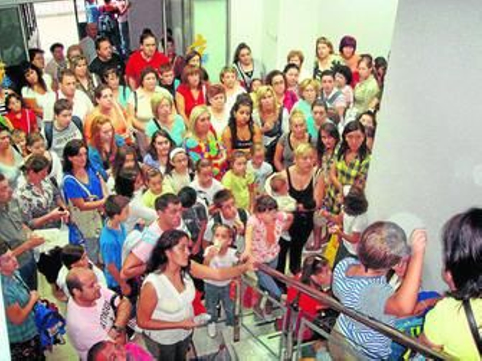 Los padres, madres y alumnos toman el Ayuntamiento de Puente Genil para pedir apoyos.