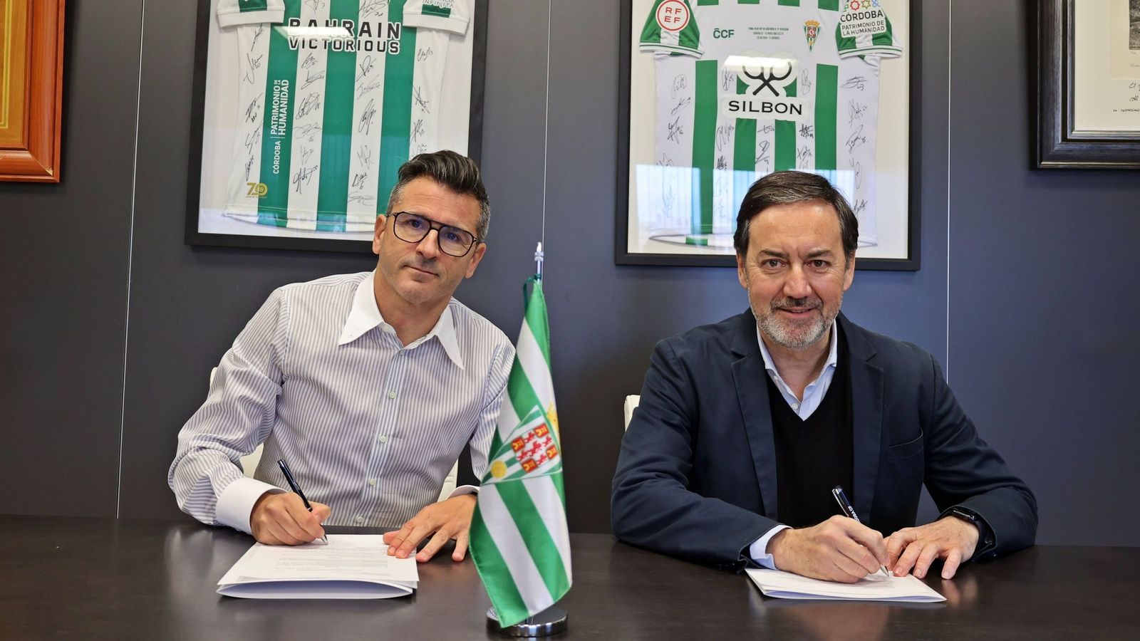 Iván Ania firma su renovación con el Córdoba CF.