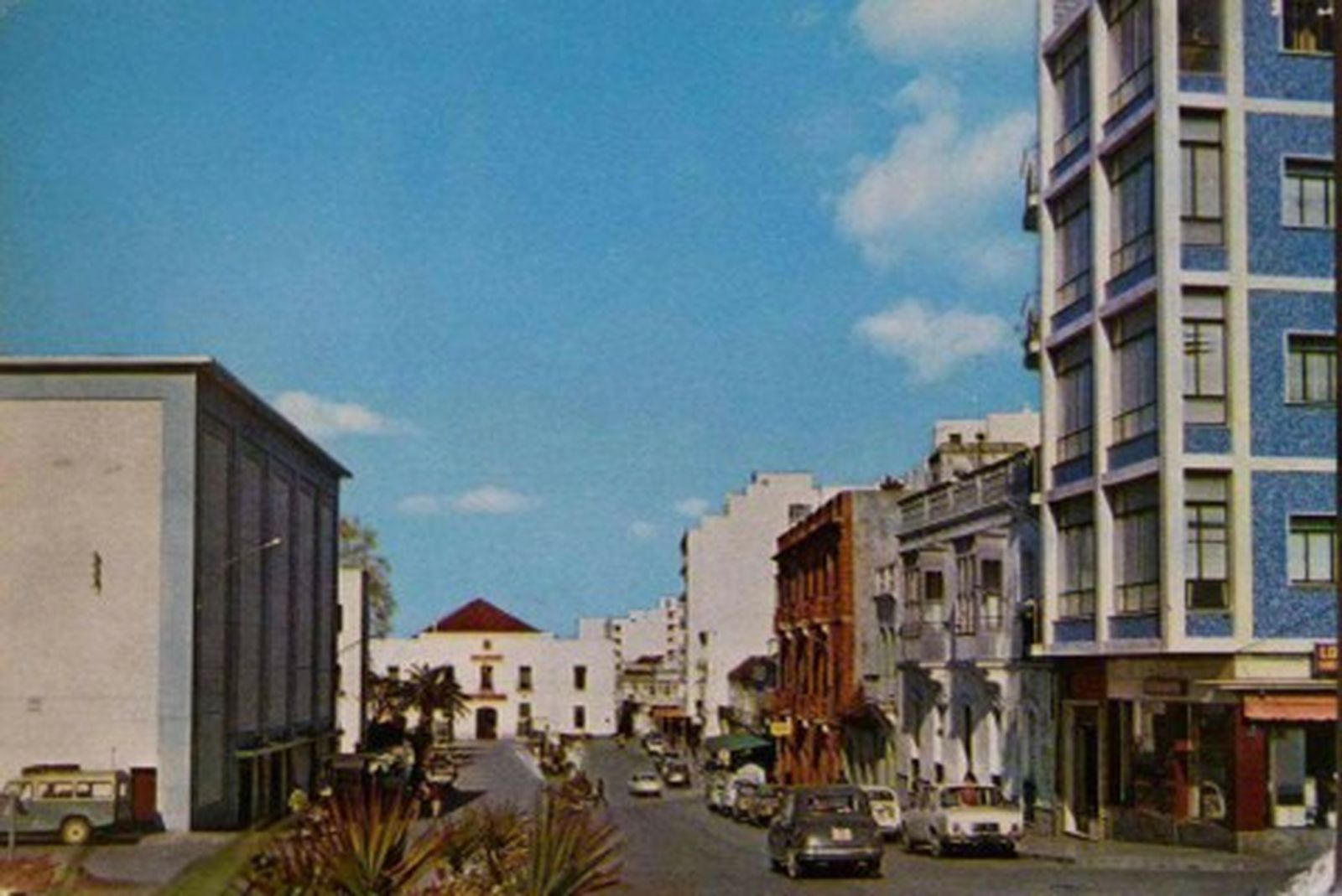 Avenida de Blas Infante. A la izquierda, el desaparecido cine Almanzor, a la derecha la entrada de la calle Sevilla y al fondo el antiguo cuartel de Extremadura 15, tras su derribo, aparecieron las murallas medievales.