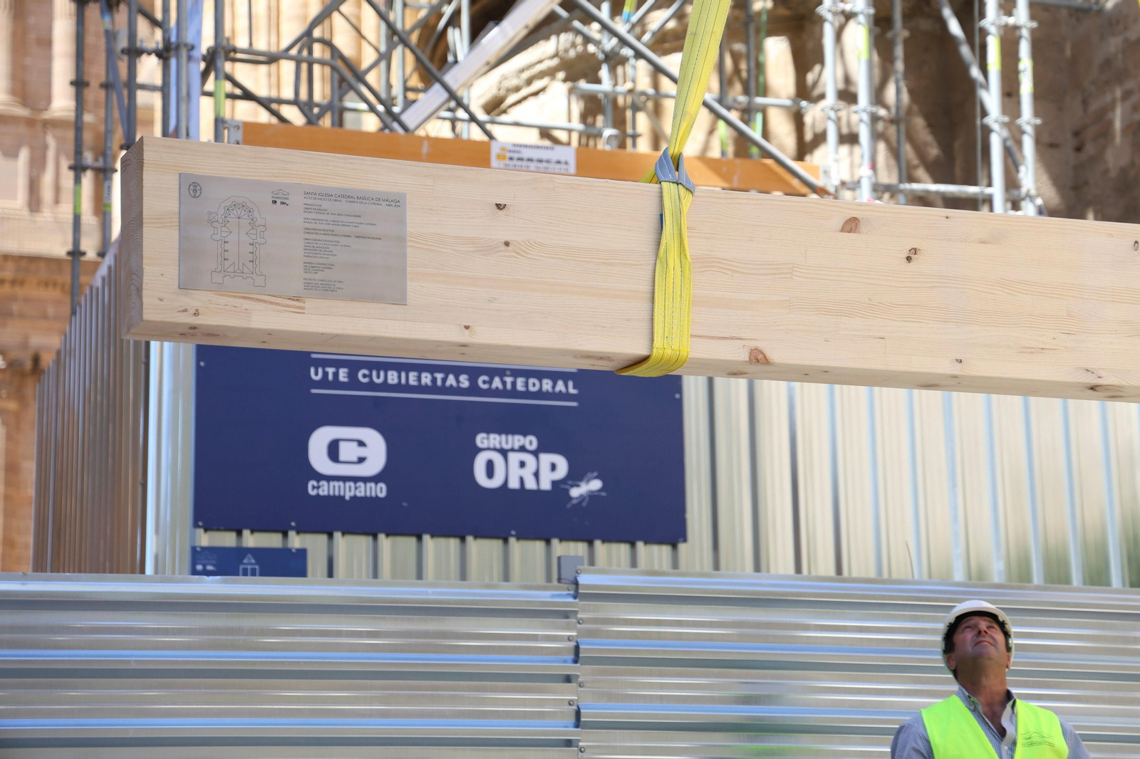 Colocan la primera viga de la nueva cubierta de la Catedral de Málaga, en fotos