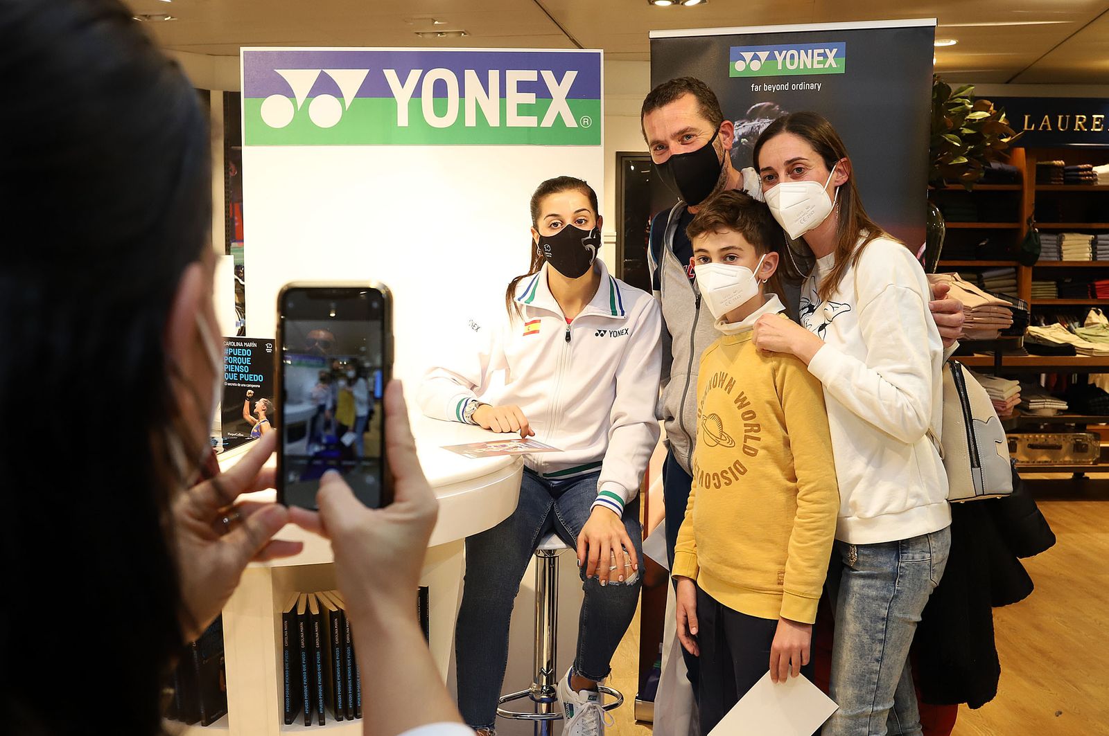 Huelva 2021: Carolina Marín firma autógrafos en el Corte Inglés de Huelva durante el Mundial de Bádminton