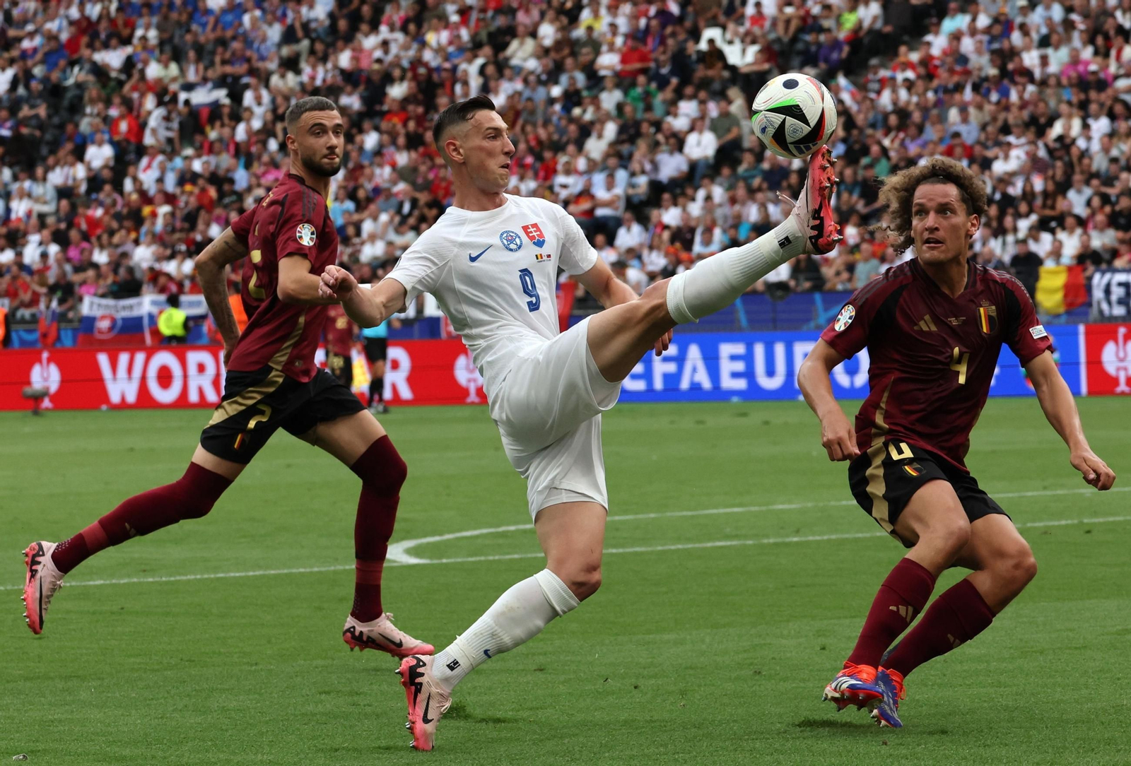 El esloveno controla un balón en el duelo contra Bélgica en la EURO 2024.
