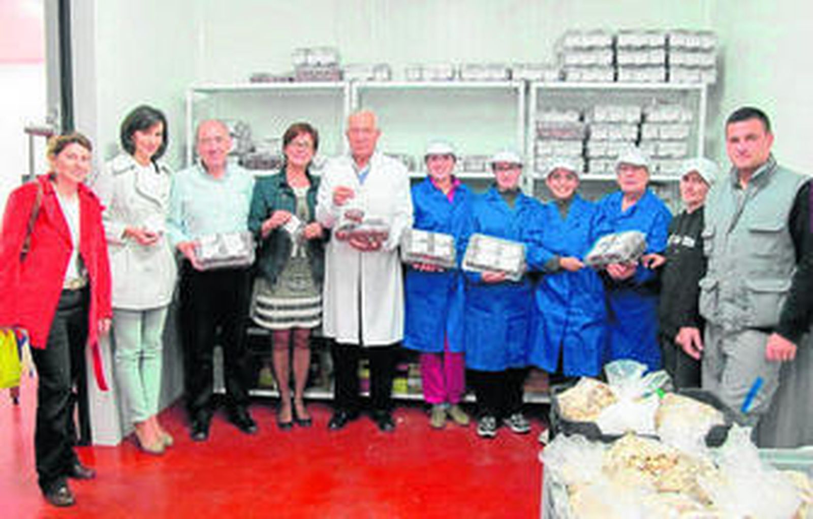 Andriana Valverde y Diego García con otros miembros de la Junta y trabajadores de la empresa.