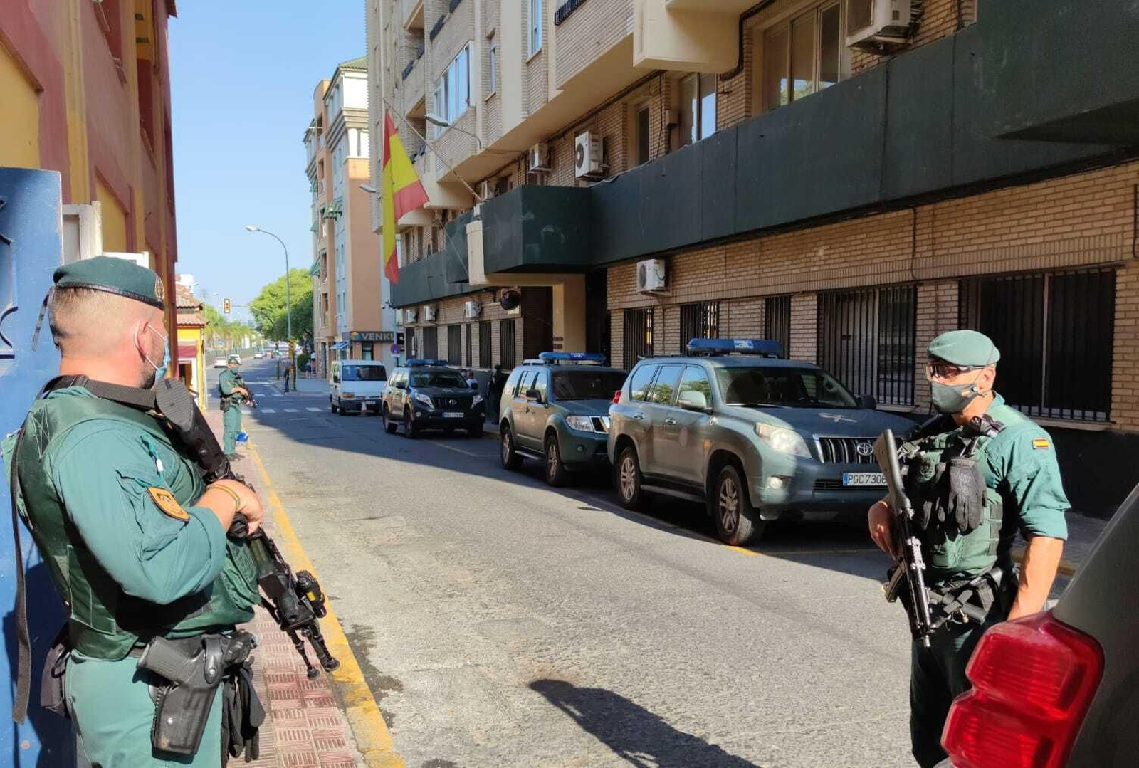 Grupo de Acción Rápida en la fachada de la Comandancia de Huelva. Grupo de Acción Rápida en la fachada de la Comandancia de Huelva.