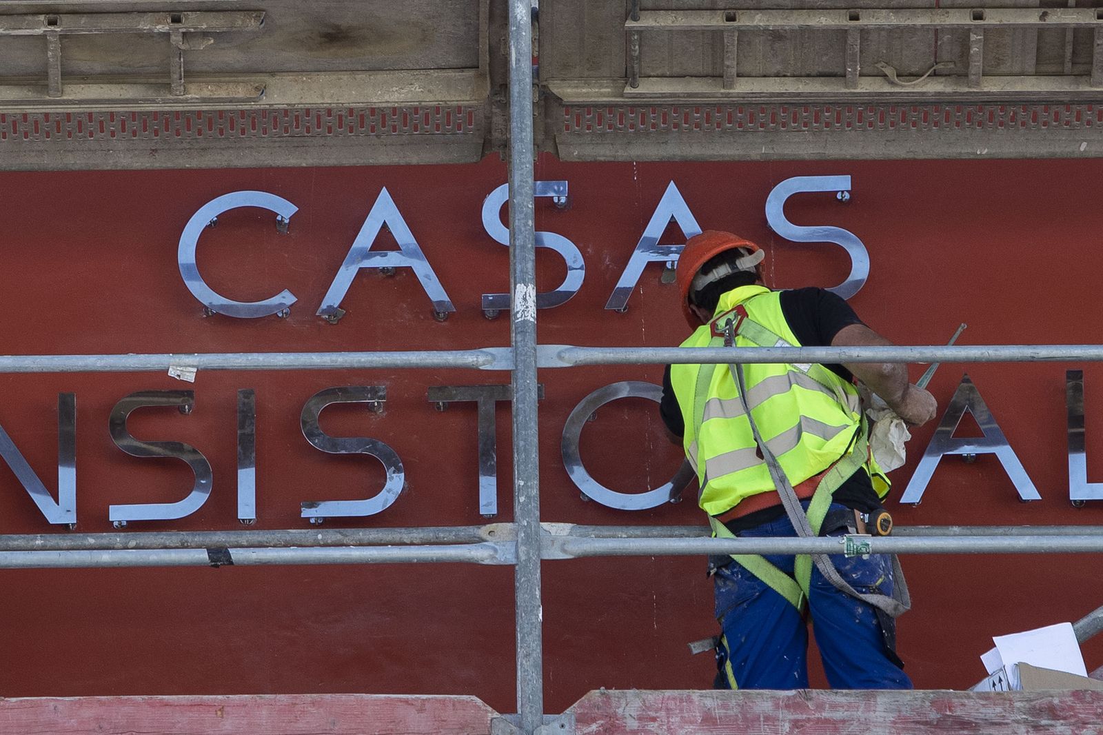 Momento de la colocación de las letras del Ayuntamiento.