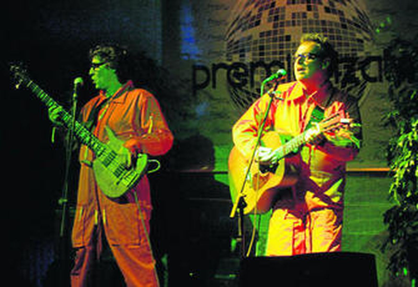 Pablo Carbonell, durante su concierto de anoche en la Premiere, acompañado del bajista Eloy Sánchez-Gijón.