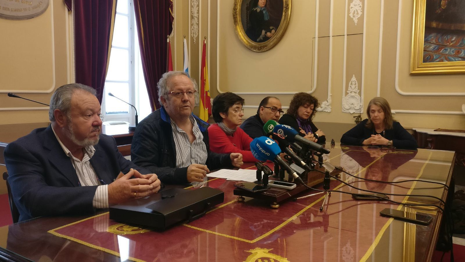 El presidente del jurado, junto al secretario y varios miembros de su equipo en el Salón Isabelino del Ayuntamiento.