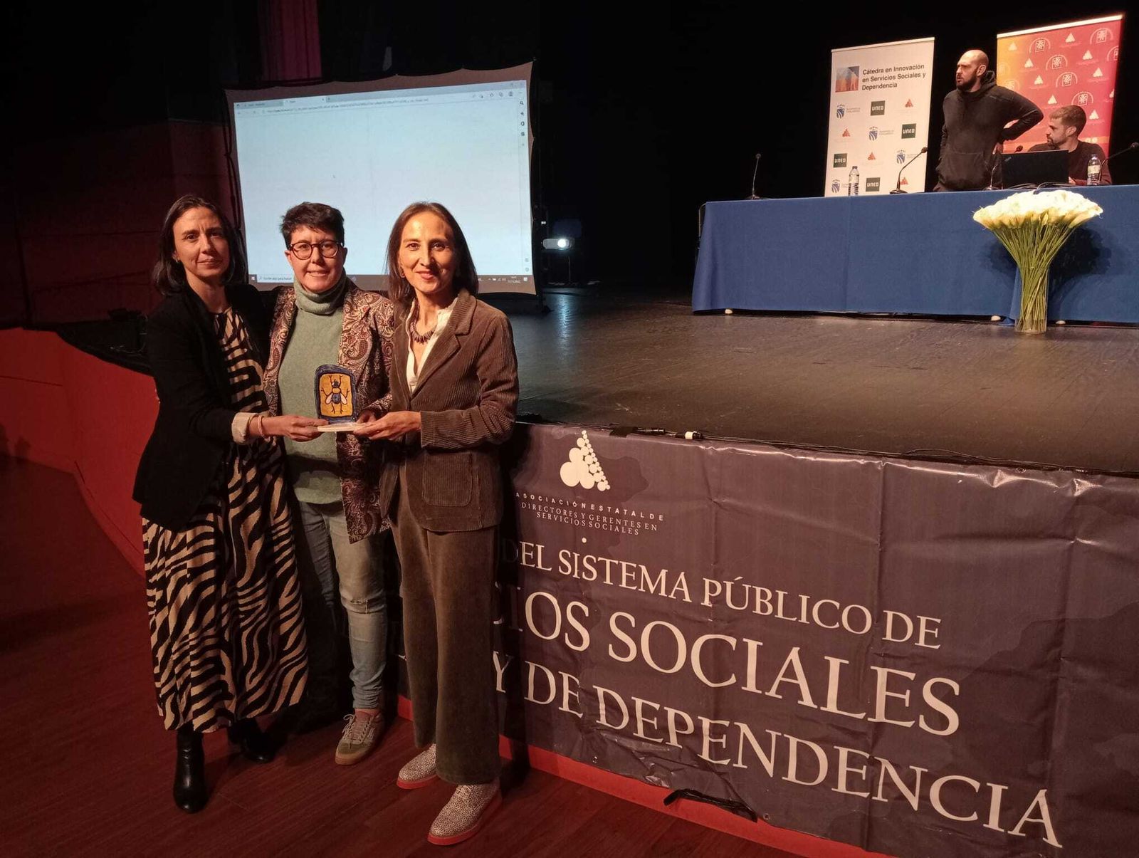 La representación del Ayuntamiento de Montilla recogen el premio.