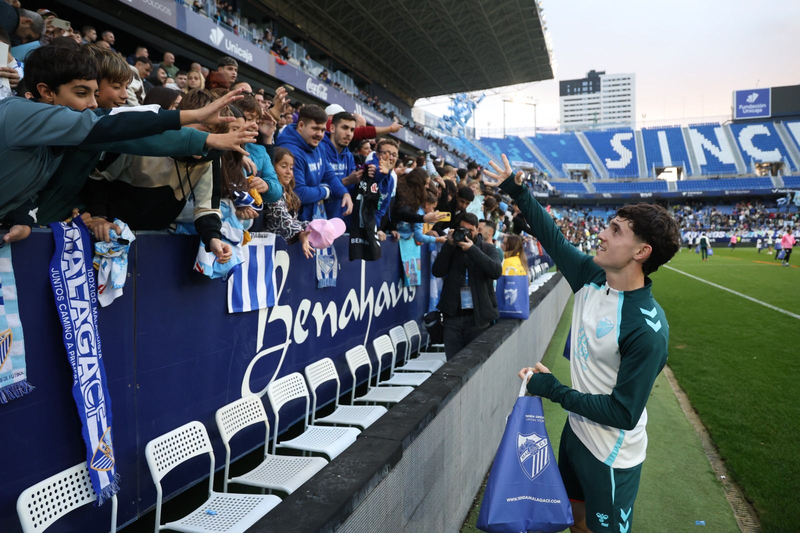 Búscate en las fotos del entrenamiento del Málaga CF en La Rosaleda