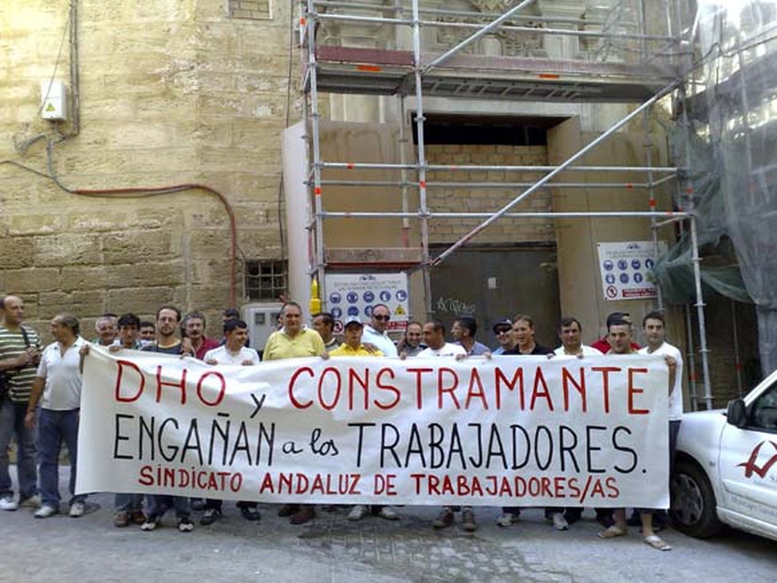 Trabajadores de Constramante se manifiestan delante del edificio Casa Lasquetty