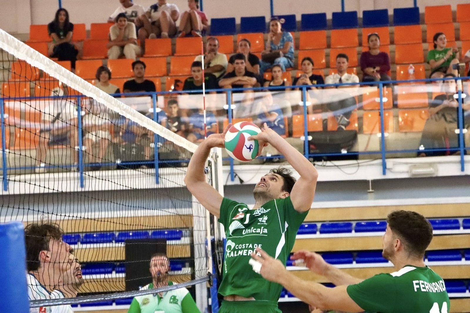 Un jugador del conjunto ahorrador coloca un balón para que lo remate un compañero.