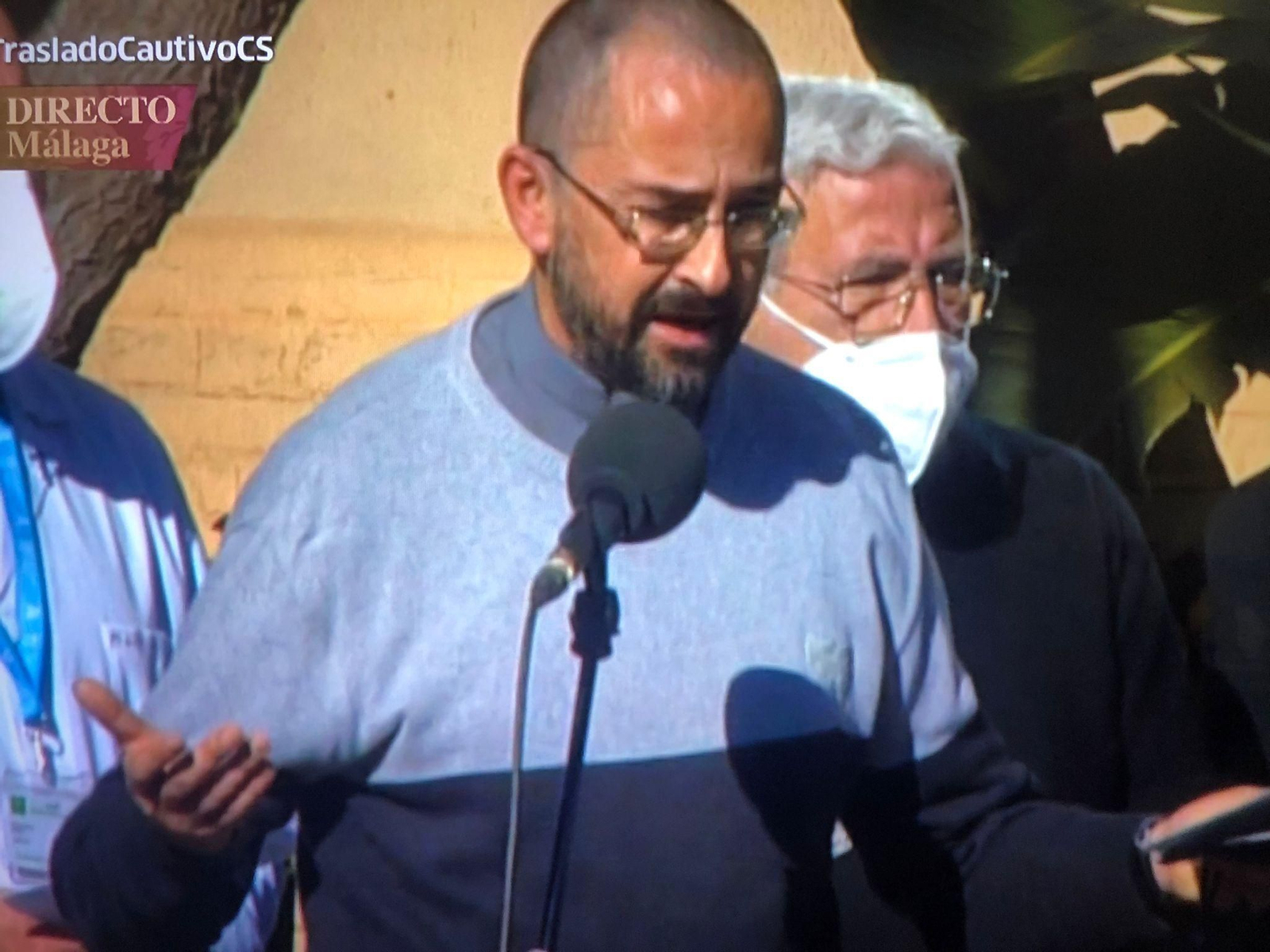 El párroco que ofició la misa vestido con ropa del Málaga CF.