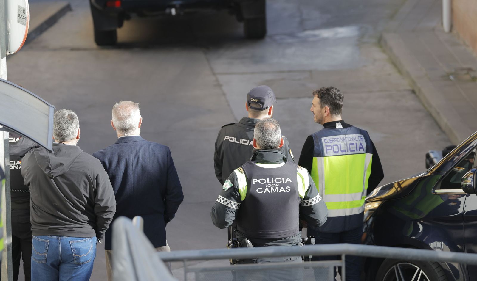 Las imágenes del despliegue policial por un hombre que se ha atrincherado en Camas