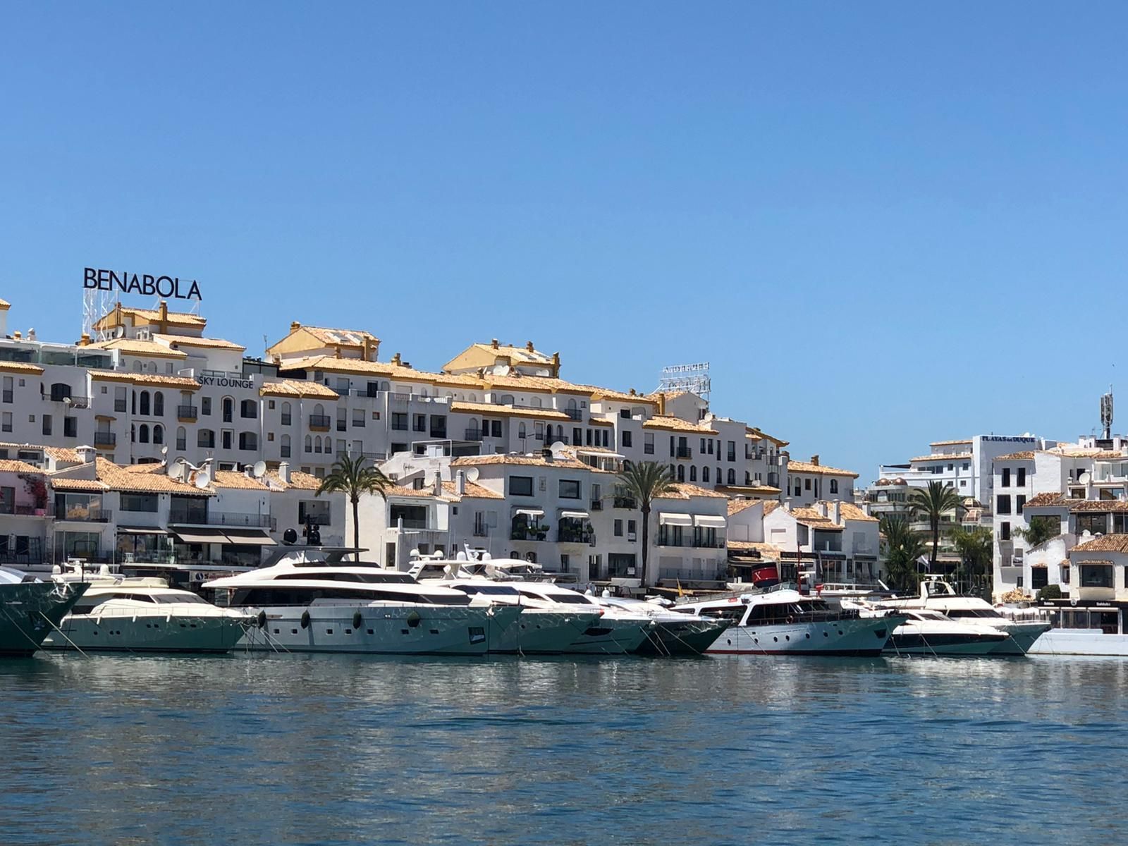 Vista general del muelle de Benabola de Puerto Banús, en Marbella.