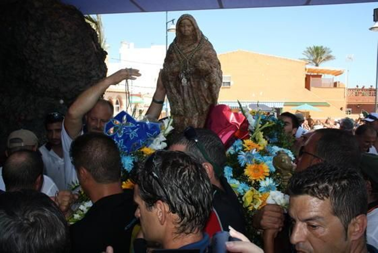 Miles de fieles recibieron con entusiasmo a la imagen en su llegada a la playa.

Foto: Fran Montes