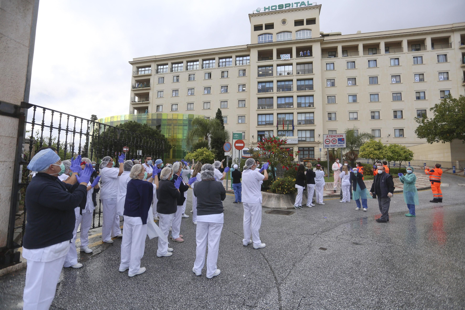Coronavirus en Málaga: Aplausos que emocionan en el hospital Regional, en fotos