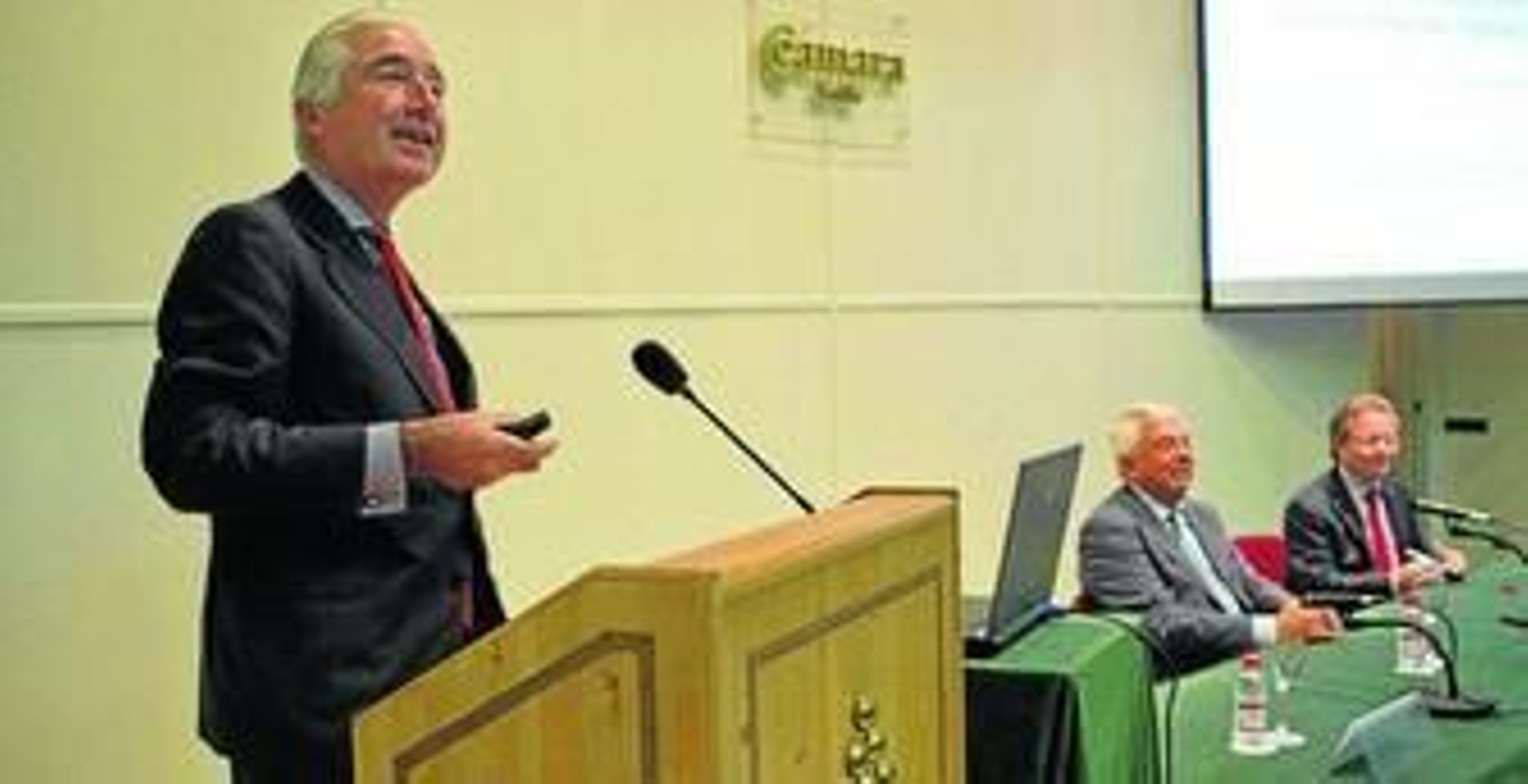 Juan Luis López Cardenete, profesor extraordinario del IESE; Francisco Herrero, presidente de la Cámara de Sevilla; y Miguel Jiménez, presidente de Andalucía ABAN,