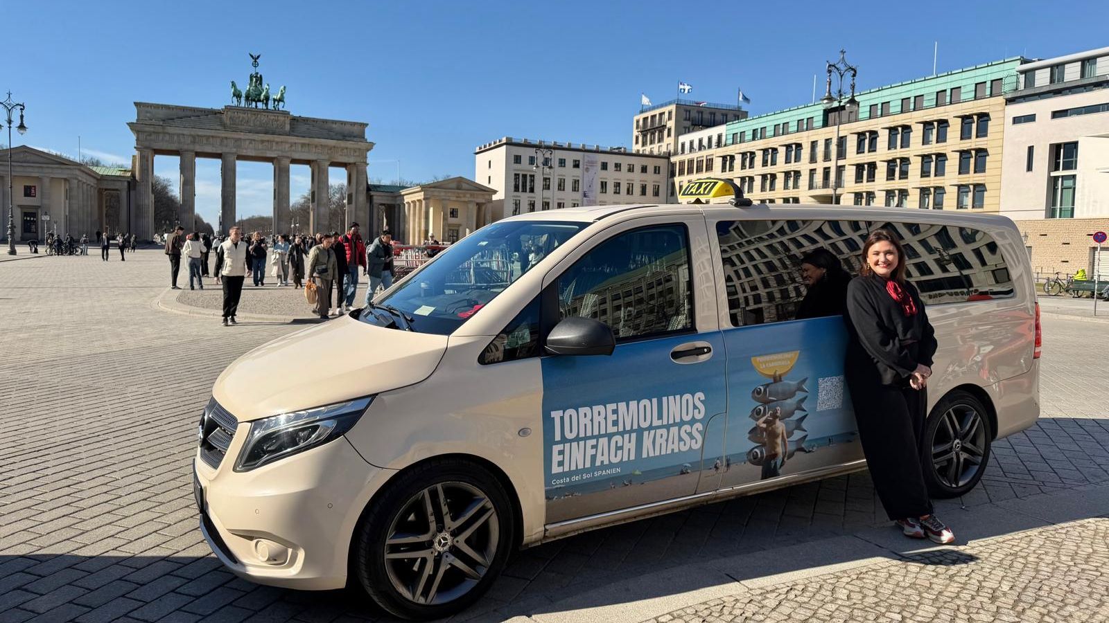 La alcaldesa de Torremolinos, Margarita del Cid, junto a un taxi con la promoción en Berlín.