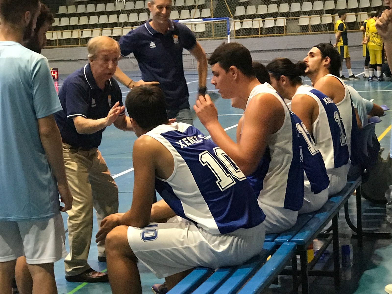 Miguel Soto da instrucciones a sus jugadores en un partido.