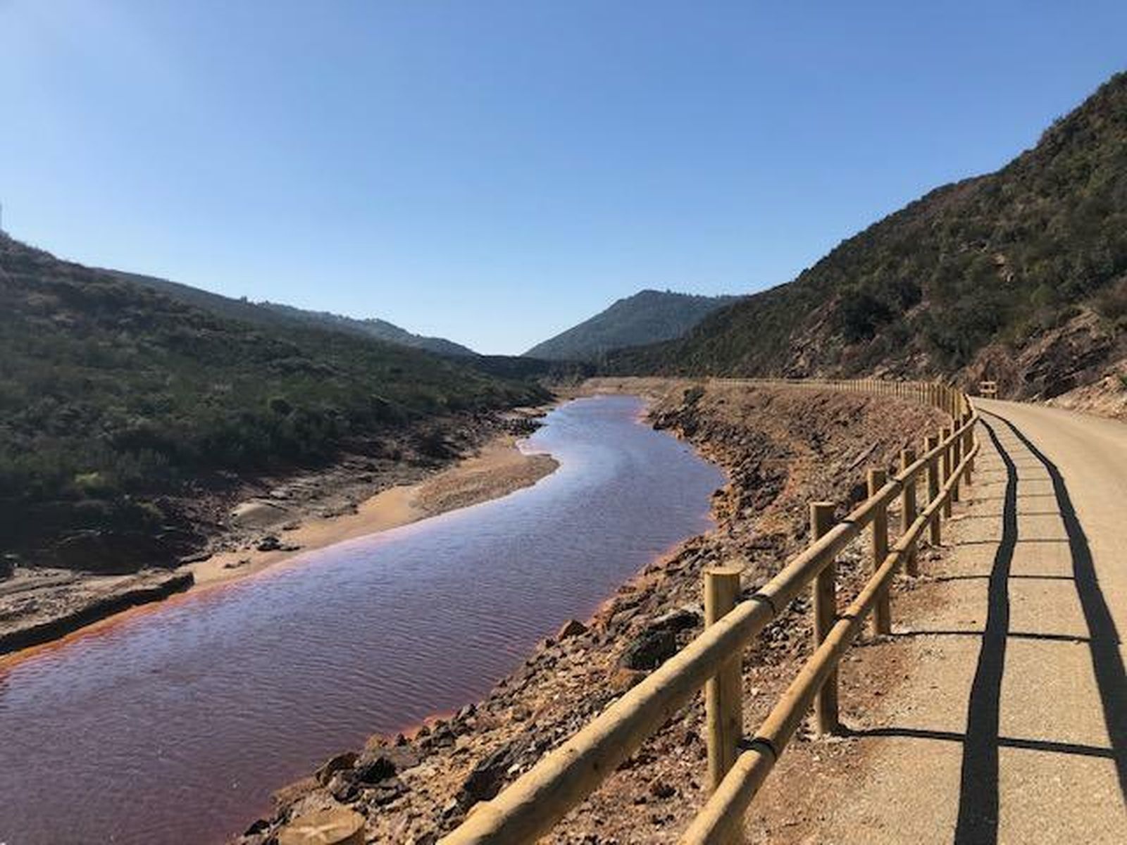 Esta vía transcurre junto al cauce del río Tinto.s