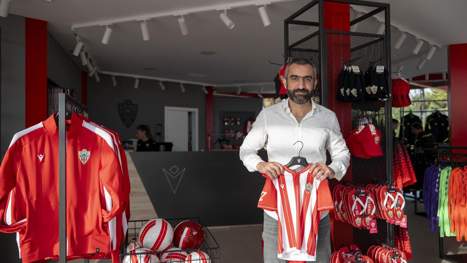 El directivo egipcio, que será padre este mes por tercera vez, ya prepara la equipación del retoño