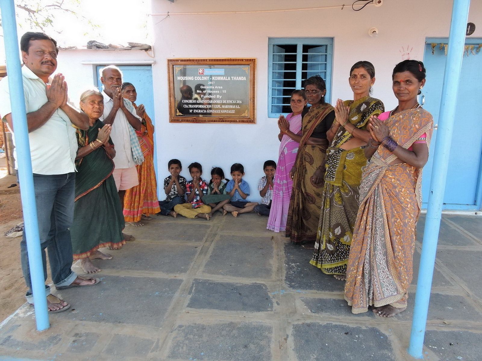 Beneficiarios de las casas construidas con las donaciones solidarias.