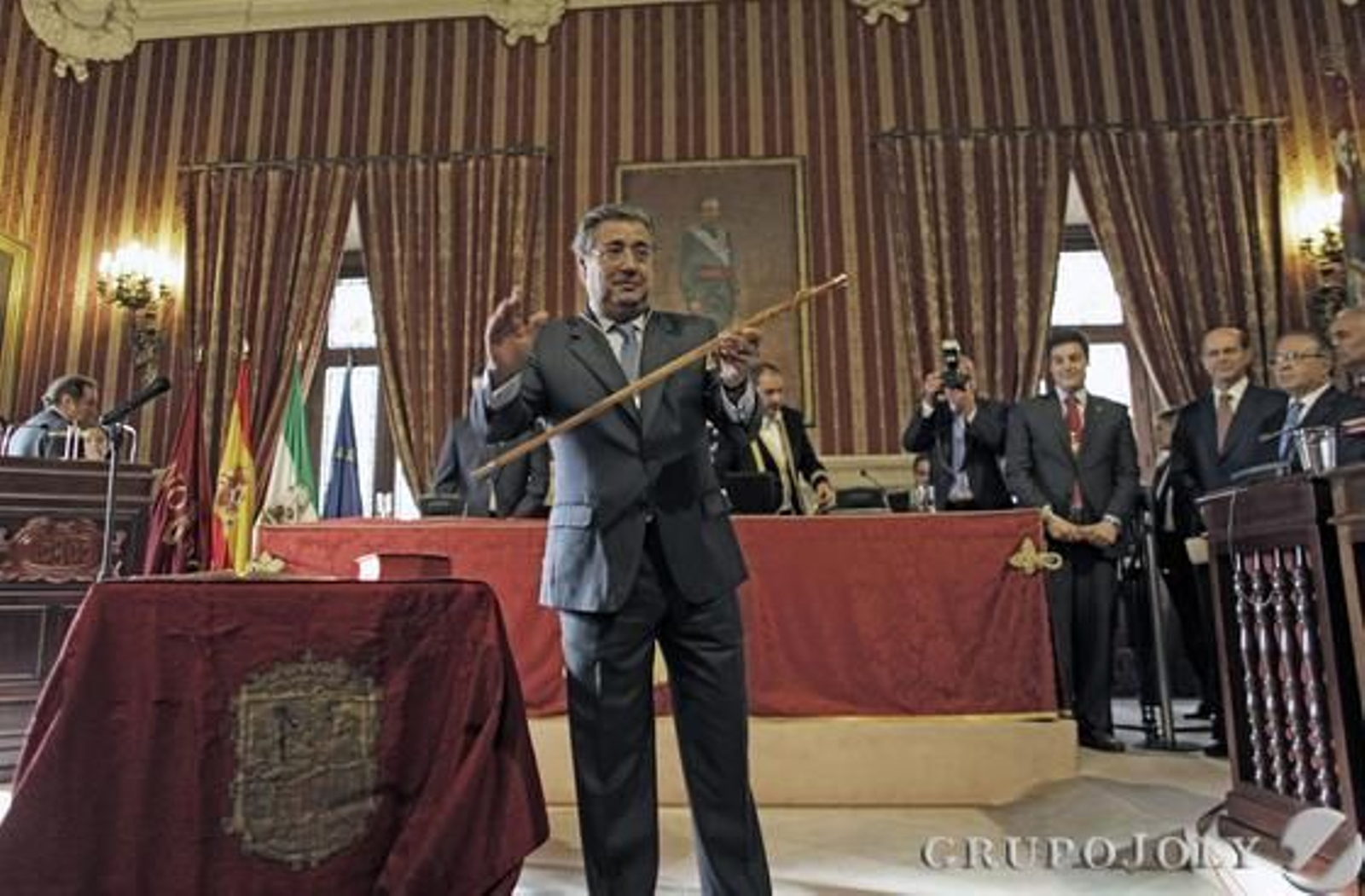 Zoido, con el bastón de mando.

Foto: Antonio Pizarro - Manuel Gómez