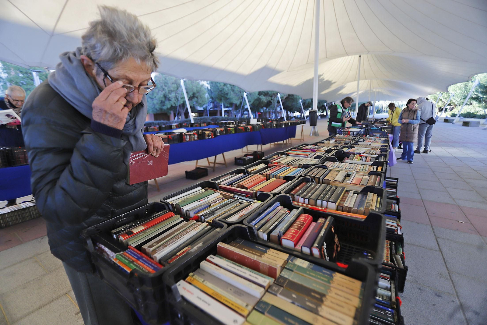 Imágenes del mercadillo solidario de Ayre en Huelva